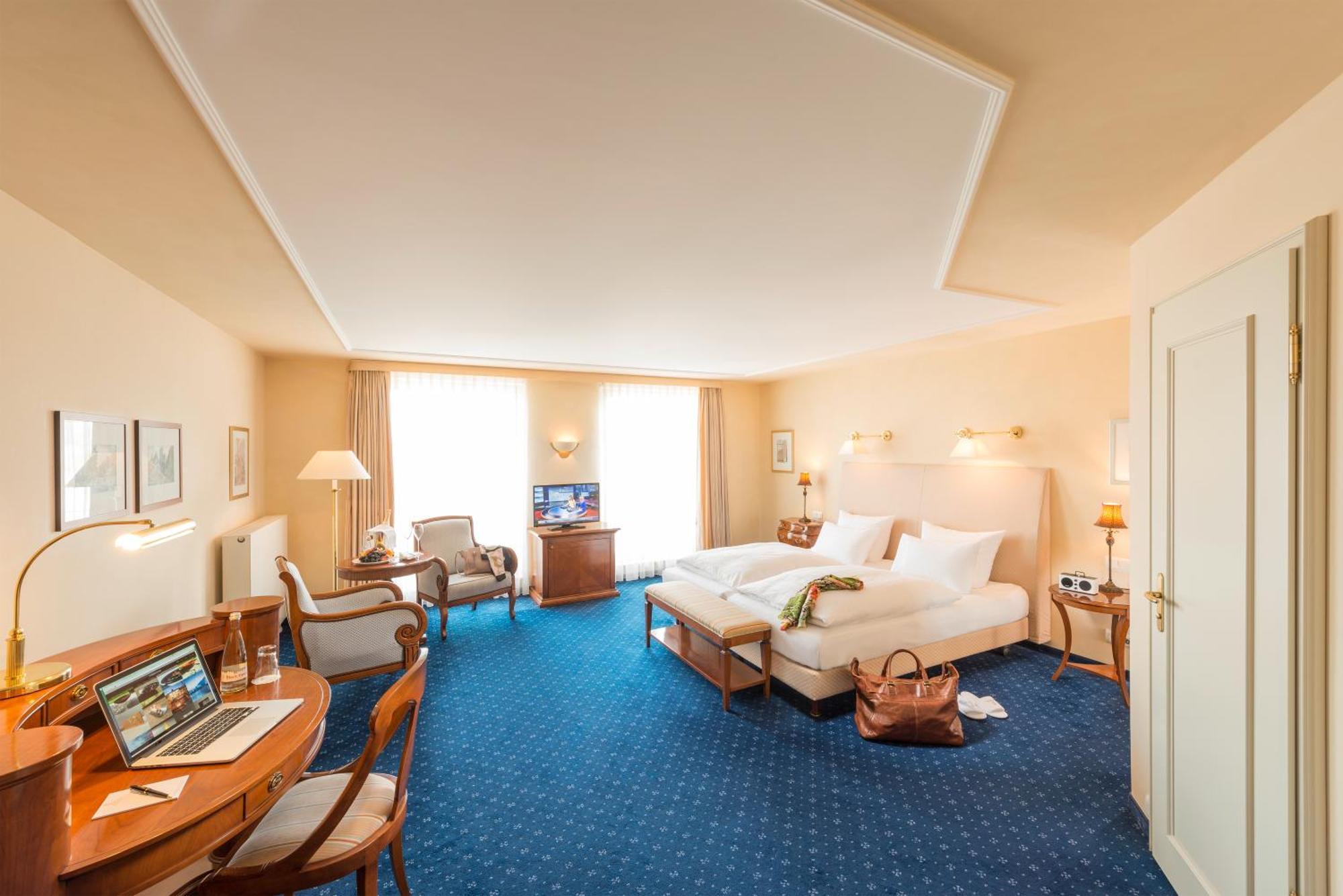 Hotel-Restaurant Erbprinz Ettlingen Exteriör bild A typical room at the Hotel Atlantic
