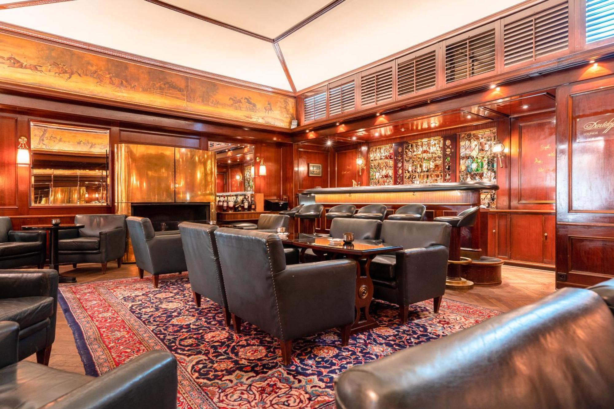 Hotel-Restaurant Erbprinz Ettlingen Exteriör bild The bar at the St. Regis New York