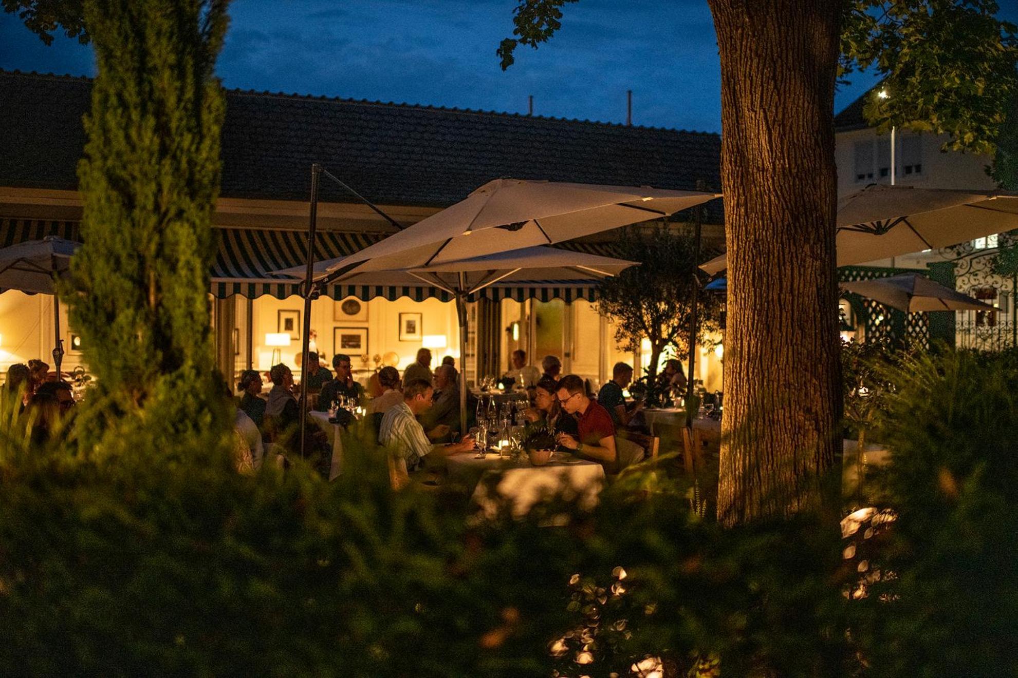 Hotel-Restaurant Erbprinz Ettlingen Exteriör bild The restaurant at night